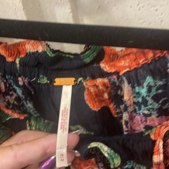 Free People floral off the shoulder top. Size medium. Never worn. - Picture 4 of 6
